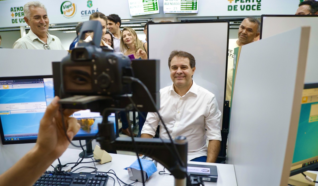 prefeito evandro tirando foto no vapt vupt